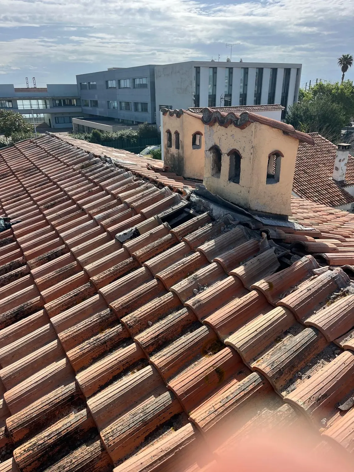 Toiture rénovée avec souche de cheminée à Antibes
