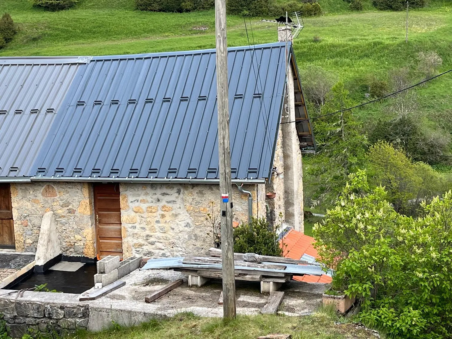 Maison de pierre avec toiture en bac acier neuve à Beuil
