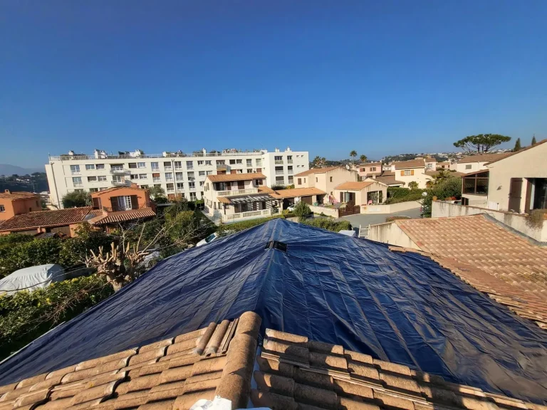 Bâche de protection sur une toiture à Cagnes-sur-Mer
