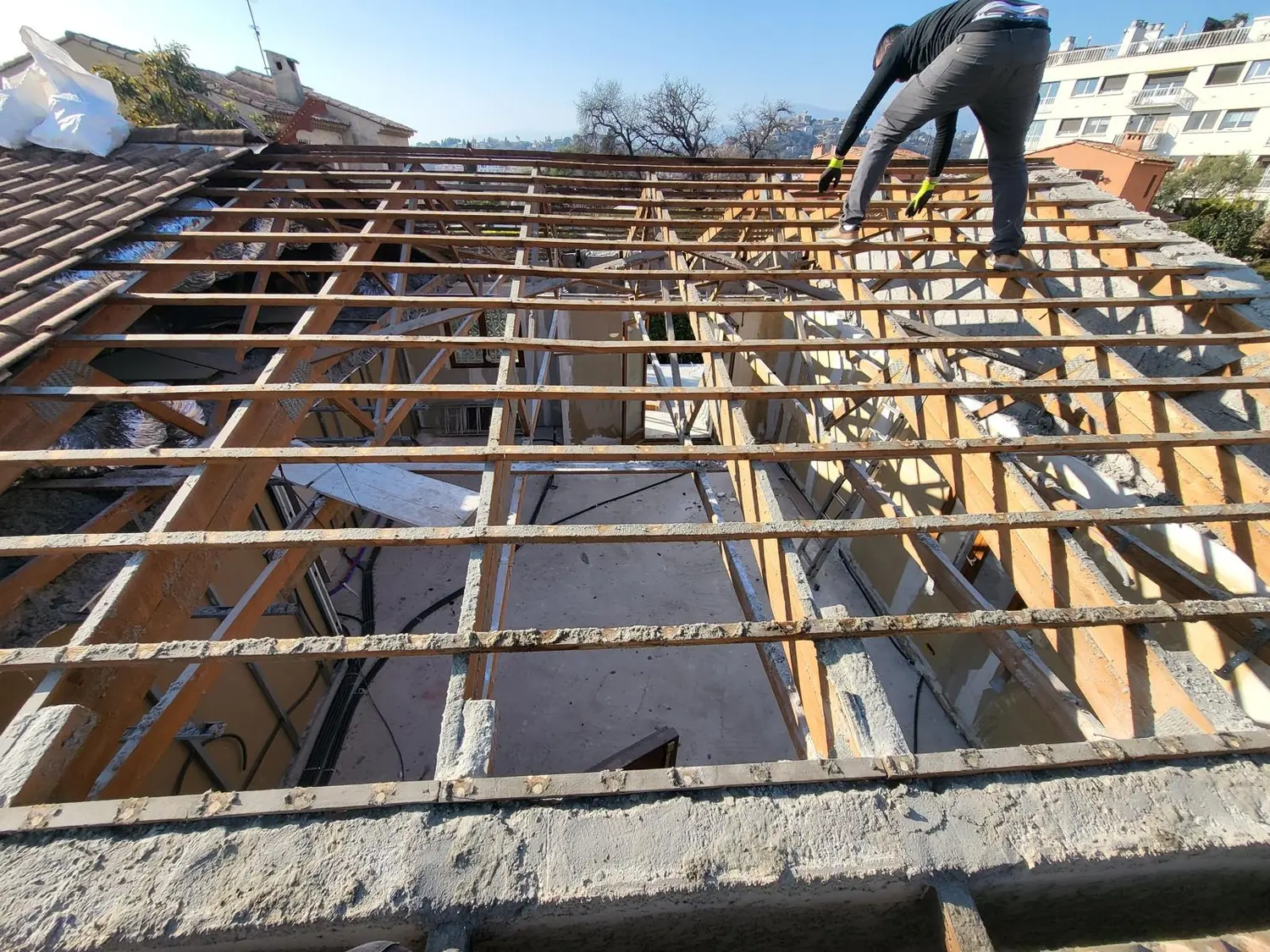 Dépose du lattis lors d’une modification de charpente à Cagnes-sur-Mer