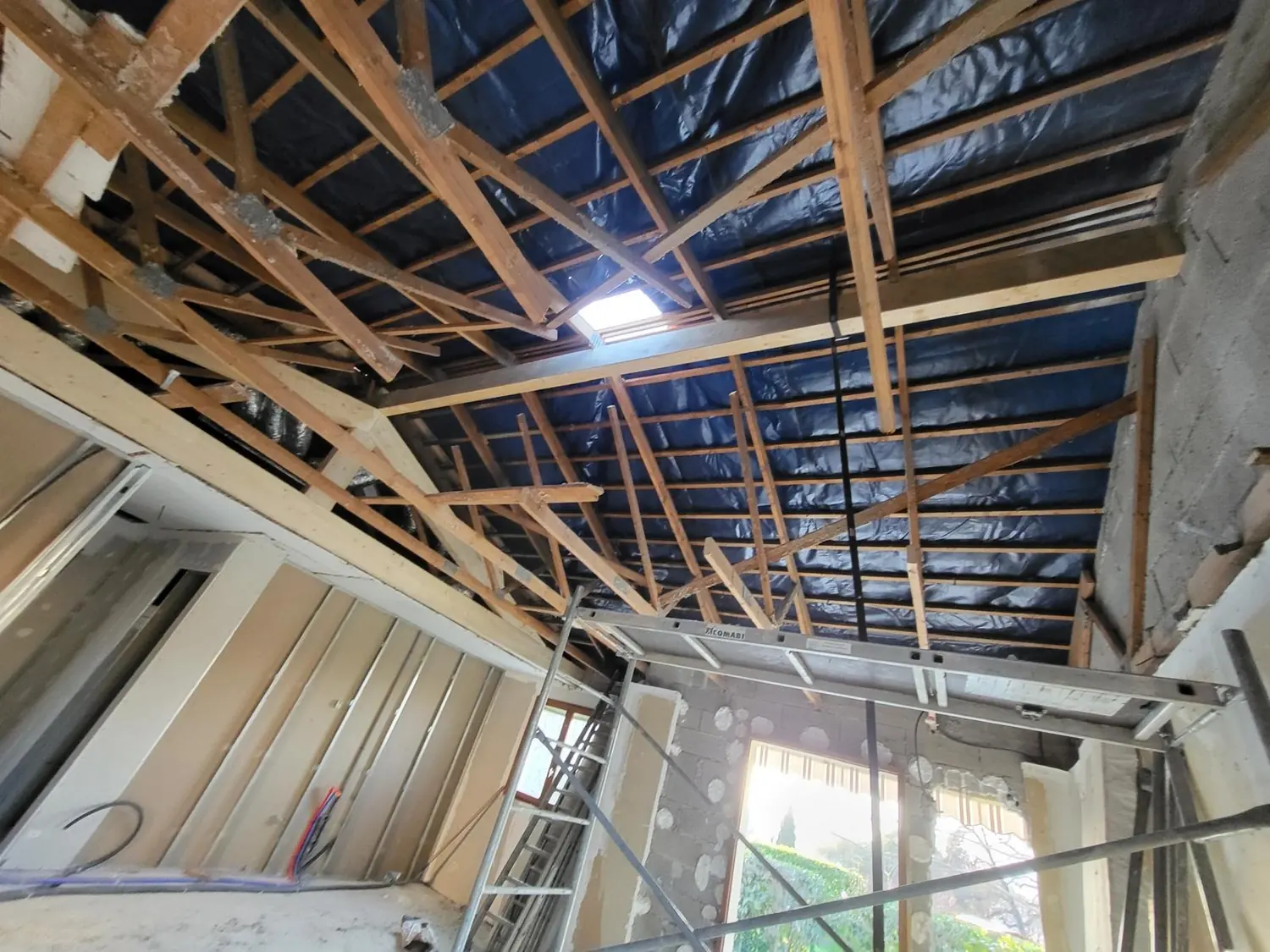 Nouvelle charpente en bois vue de l’intérieur à Cagnes-sur-Mer