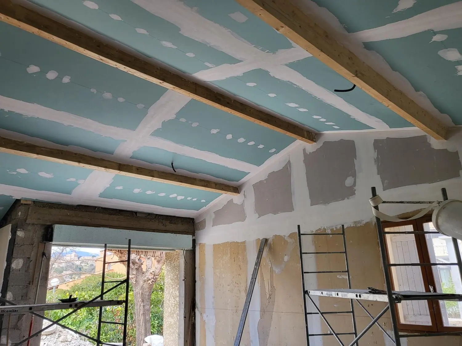 Charpente apparente et plafond isolé à Cagnes-sur-Mer