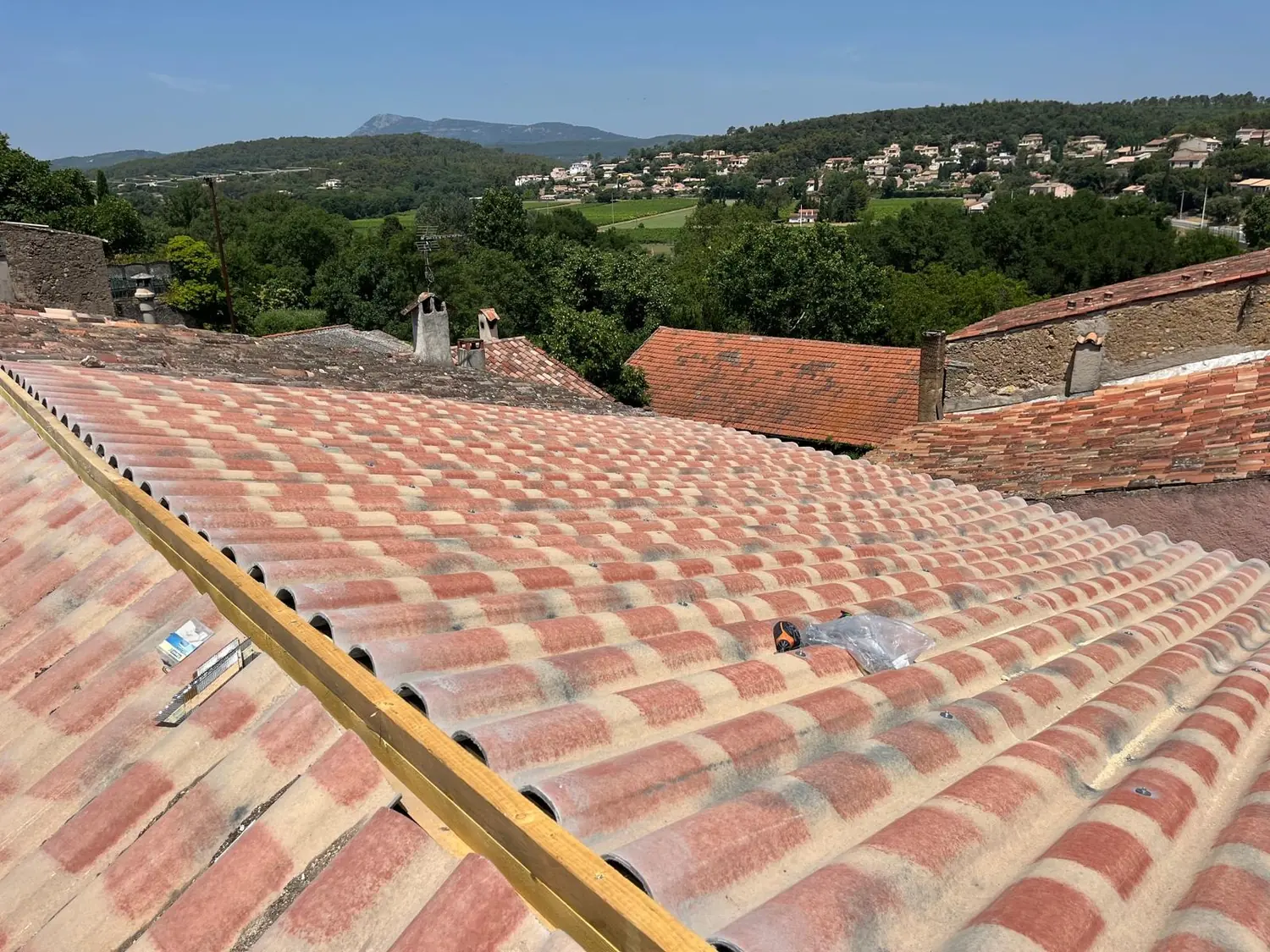 Versant de tuiles neuves avec lisse de rive à Carcès