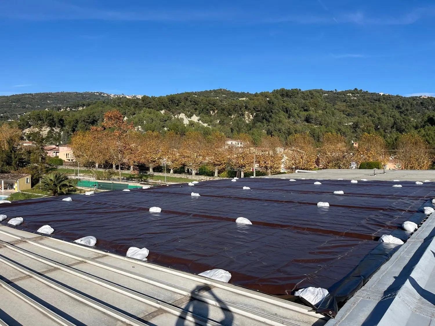 Membrane de protection provisoire sur une toiture industrielle à Contes
