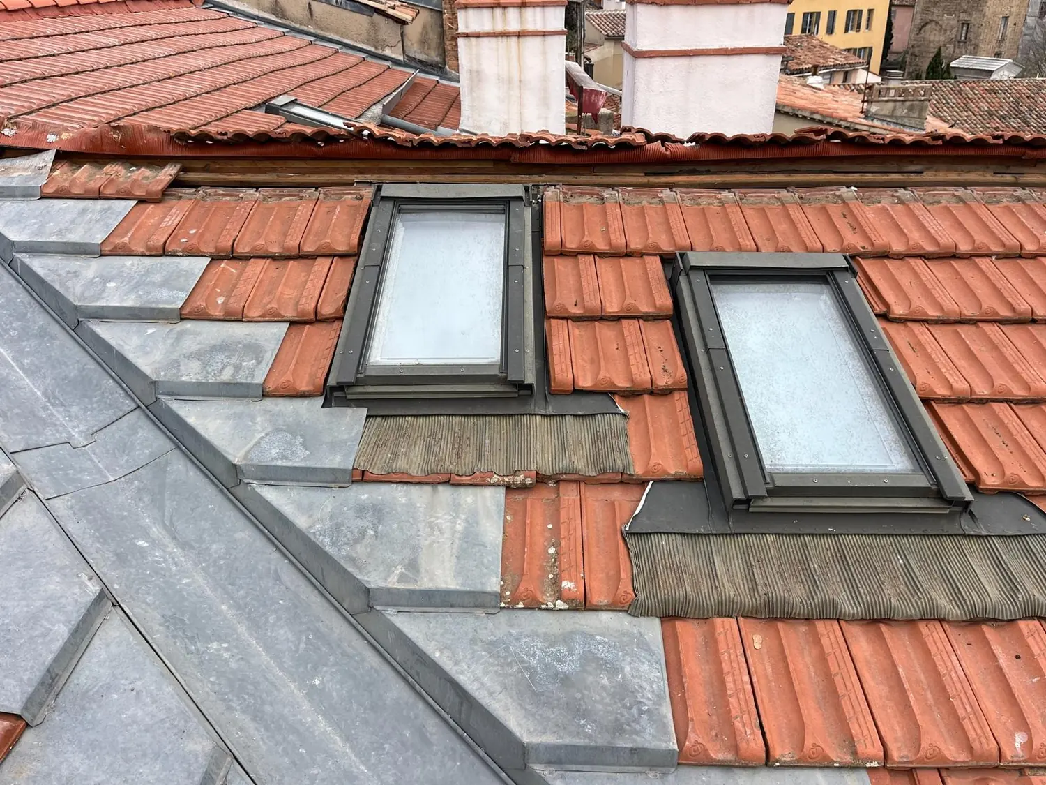 Deux fenêtres de toit avec solins zinc sur une toiture de Grasse