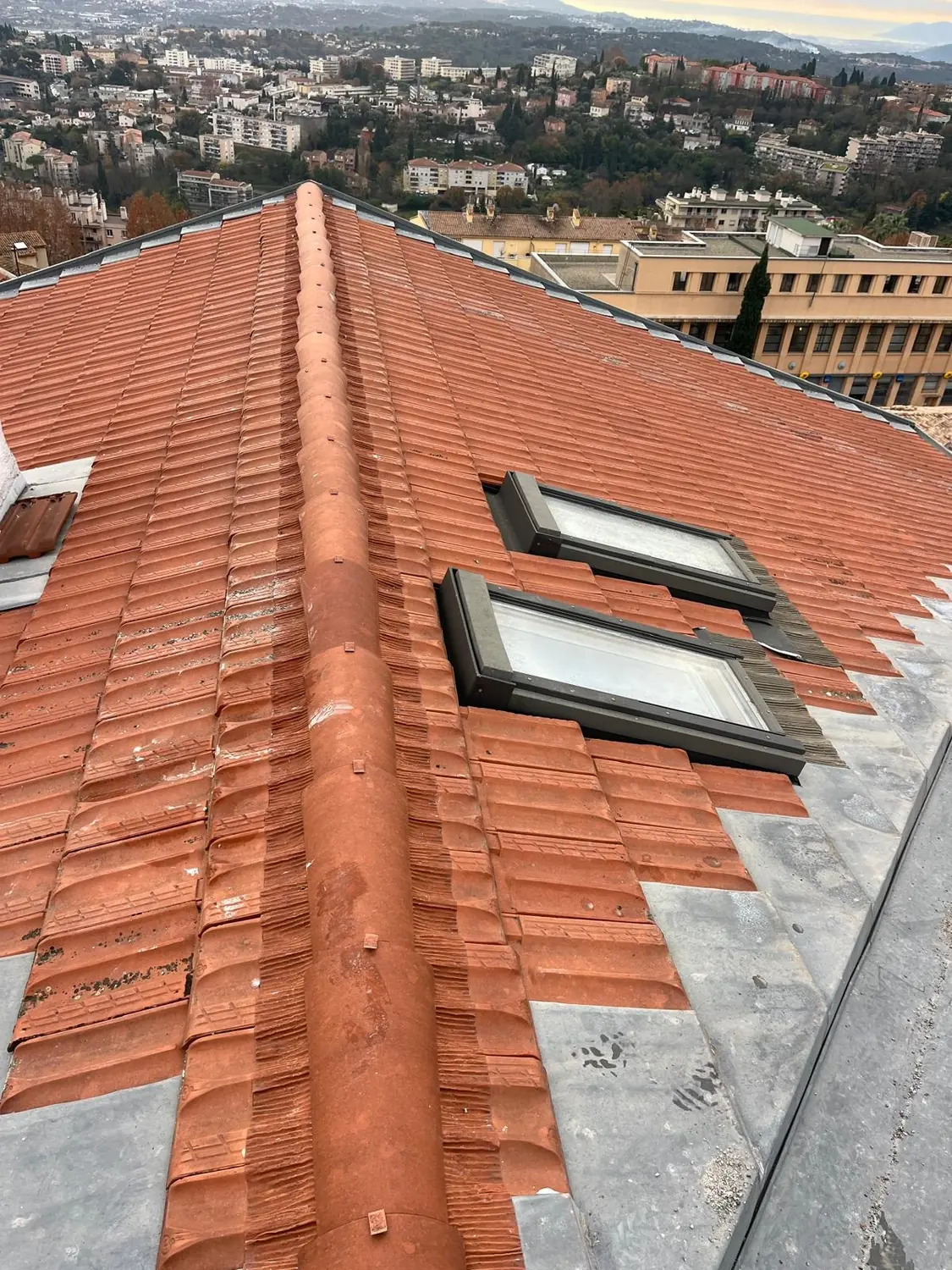 Toiture en tuiles avec deux fenêtres de toit à Grasse