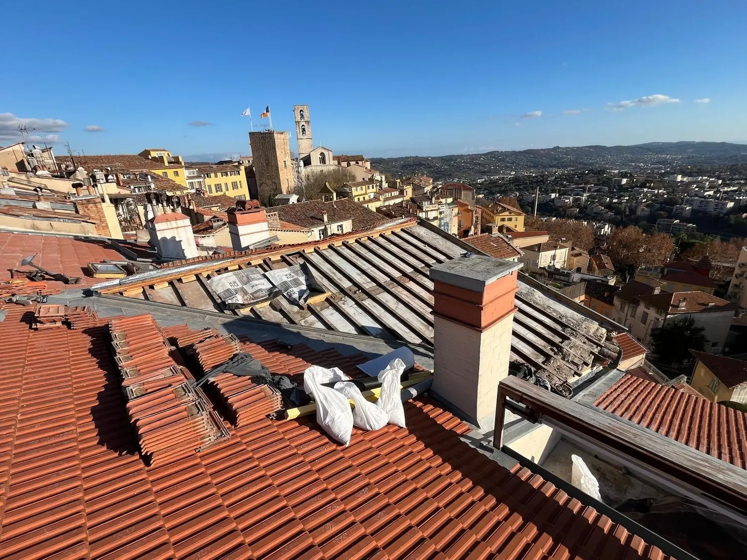 Vue sur les toits du vieux Grasse depuis un chantier de rénovation de toiture