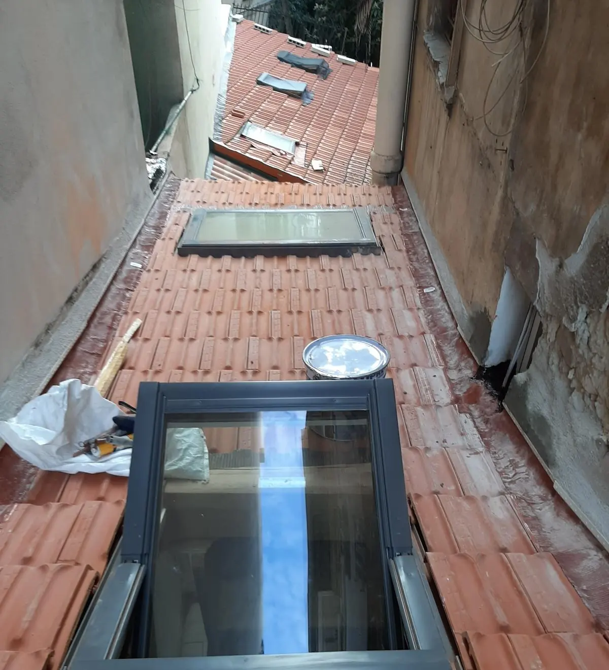Toiture en tuiles rouges avec deux fenêtres de toit posées à Nice
