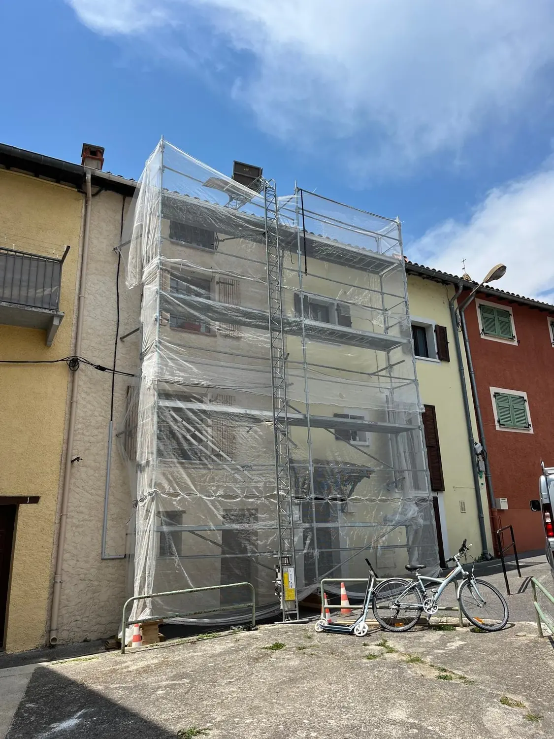 Échafaudage posé sur la façade avant les travaux de toiture à Sospel